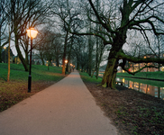 843975 Gezicht over het Singelplantsoen langs de Stadsbuitengracht te Utrecht aan het begin van de avond, ter hoogte ...